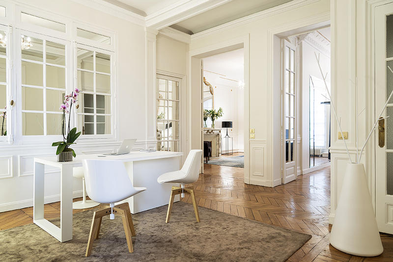 Welcome area in Docteur Christelle Santini's medical practice Docteur Santini Chirurgien esthétique Paris