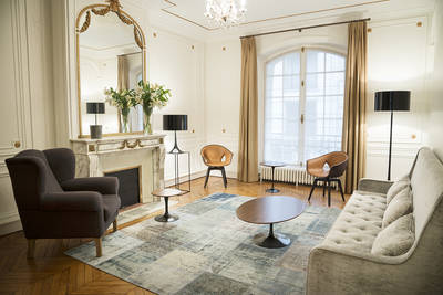 Waiting area in Docteur Christelle Santini's medical practice Docteur Santini Chirurgien esthétique Paris